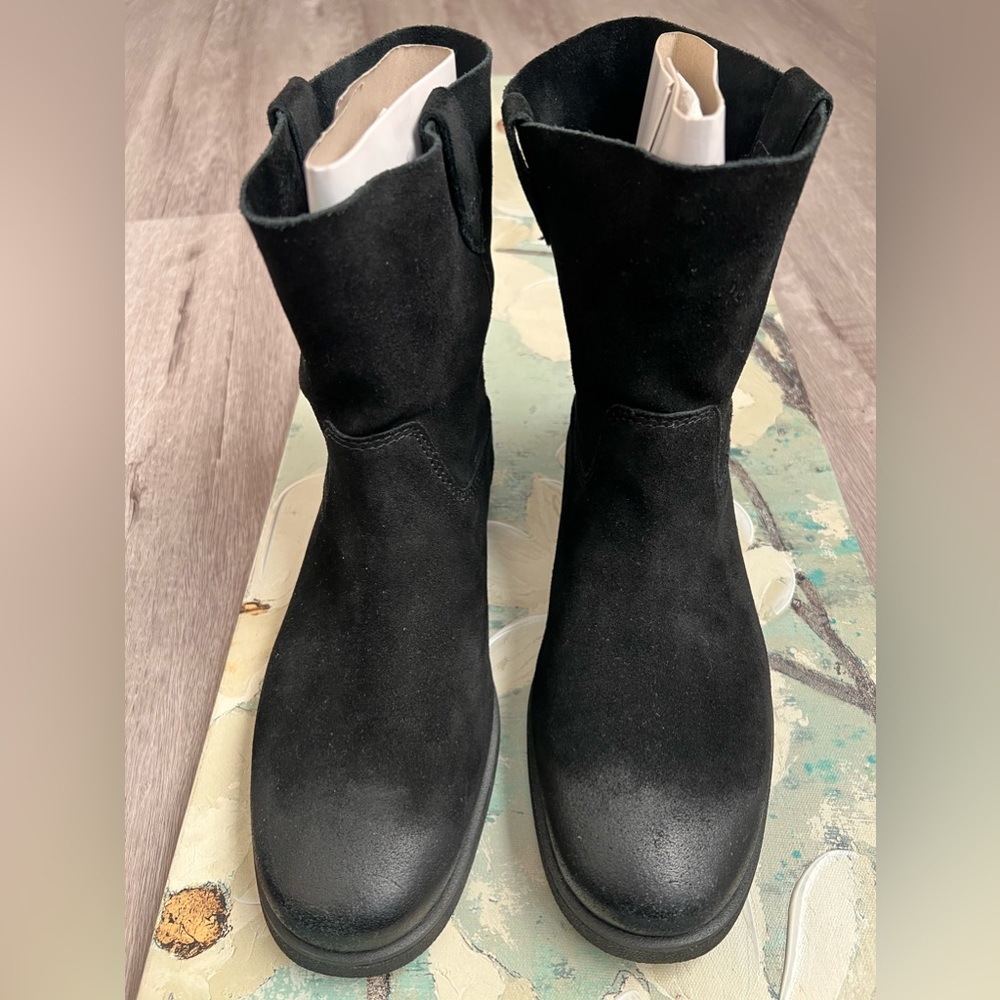 UGG: Josefene Black suede boots in size 9. Pre-owned. Very good condition. - Picture 5 of 8